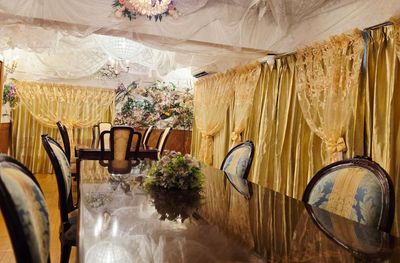 アンティークテーブルは6人掛けと4人掛けがあります。 - more新宿MI西新宿 ３号店の室内の写真