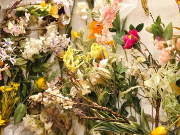 色とりどりの造花で華やかなスペース - more新宿MI西新宿 ３号店の室内の写真