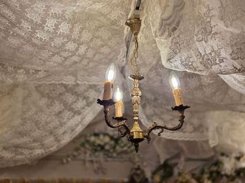 天井はシャンデリアとレースで飾られており非日常感を味わえます。 - more新宿MI西新宿 ３号店の室内の写真