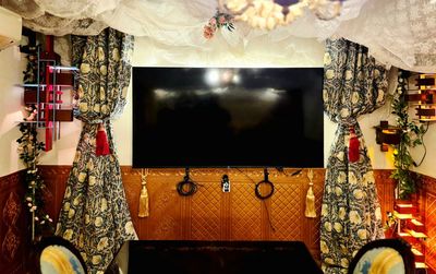 70インチモニターも設置。カーテンを閉めることで隠すことも出来ます。 - more新宿MI西新宿 ３号店の室内の写真