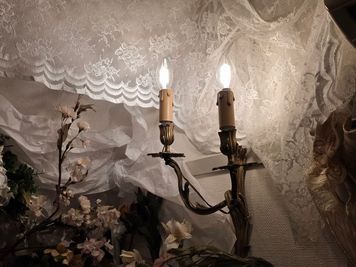 壁付けのアンティークライトからは暖かな光で部屋を照らし出します。 - more新宿MI西新宿 ３号店の室内の写真