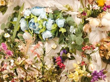色とりどりの造花で華やかなスペース - more新宿MI西新宿 ３号店の室内の写真