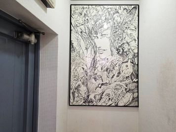 玄関を入るとすぐにアーティスト直筆の絵画が飾っており非日常感を味わえます。 - more新宿MI西新宿 ３号店の室内の写真