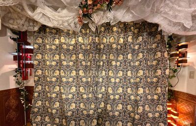 70インチモニターも設置。カーテンを閉めることで隠すことも出来ます。 - more新宿MI西新宿 ３号店の室内の写真