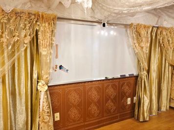 180cm×90cmの使いやすいホワイトボードはカーテンを閉めることで隠すことが出来ます。 - more新宿MI西新宿 ３号店の室内の写真