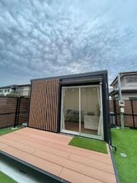 たっぷりサイズのウッドデッキ - レンタルスペースひふみの室内の写真