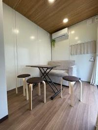 コンパクトな室内スペースには２人掛けのソファーとテーブル、追加のスツールもご用意しています - レンタルスペースひふみの室内の写真