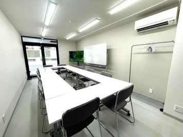 口の字型・１２名着席 - レンタルスペース岡山駅西口 レンタルスペース岡山駅西口【１階店舗】の室内の写真