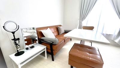 ✨清潔な空間でごゆっくりお寛ぎ下さい。
テーブルはペダルで昇降できます。
お好きな高さに合わせてご使用下さい。
 - 岡大裏レンタルスペース 🍀cafeスタイル岡大裏【102】の室内の写真