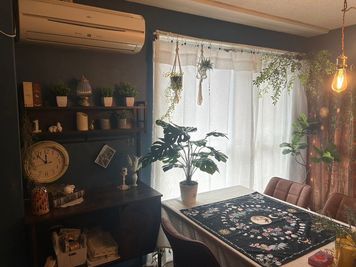 アンティーク調の癒し空間　4人掛けテーブル、客用椅子×２脚 - 占いROOM☆うさぎのみちしるべ