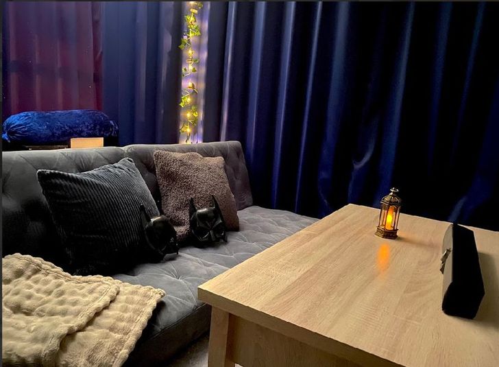 小部屋ラボ・シアター山科駅前|100型大画面&寝転べるソファ🎬 - シアター401