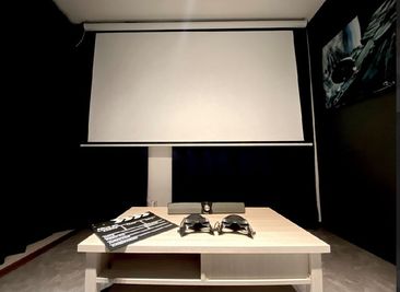 シアター401 小部屋ラボ・シアター山科駅前｜100型大画面＆寝転べるソファ🎬の室内の写真