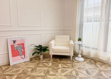 白を基調としたモールディング壁で、上品でパリのアパルトマンのような雰囲気を演出。 - ライラスタジオ駒沢 【渋谷・三軒茶屋エリア】駅チカ・自然光×白壁×バラ撮影スタジオの室内の写真