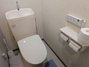 トイレはウォシュレット付きです - レンタルスペース「おとなり」の設備の写真