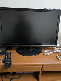 外付けディスプレイあります。
上にスライムが乗っかっていますww - レンタルスペース「おとなり」の設備の写真