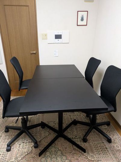 会議用デスクとチェア - レンタルスペース「おとなり」の設備の写真