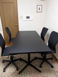 会議用デスクとチェア - レンタルスペース「おとなり」の設備の写真