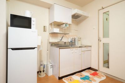 キッチン冷蔵庫完備！ - Moff room《名古屋店》 ＼NEW OPEN🎊／1〜18名様用ママ会向けスペース🧸の室内の写真