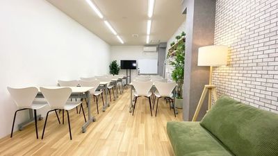 【烏丸/四条駅すぐ】30名着席可/好きな座席変更可/高速Wi-Fi/飲食OK/24h/巨大モニター・スクリーン/イベントにも - Leaf【リーフ】京都四条