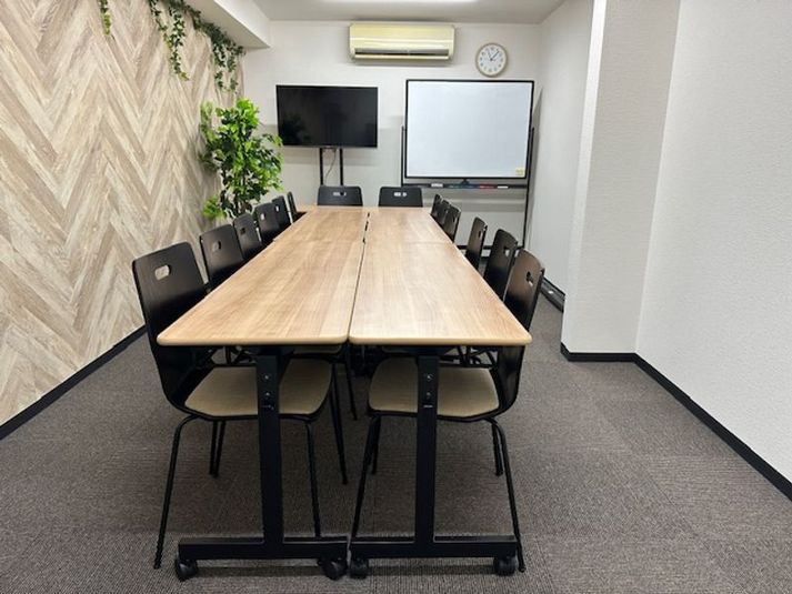 14人着席可能 - レンタルスペースLimone(リモーネ）新横浜 多目的スペース｜会議｜懇親会｜お着替え｜ライブの荷物置き｜推し活の室内の写真