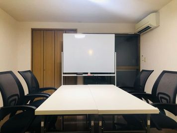 テーブル椅子は自由に設営可能です。 - 貸し会議室船場ビル 24時間営業貸し会議室の室内の写真