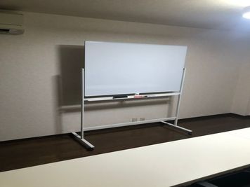 両面利用できる便利なホワイトボード - 貸し会議室船場ビル 24時間営業貸し会議室の室内の写真