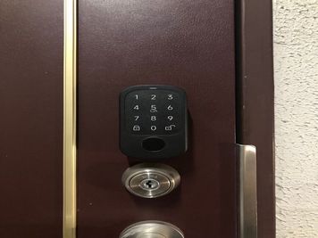 スマートロックで安全に簡単に利用できます。 - 貸し会議室船場ビル 24時間営業貸し会議室の入口の写真