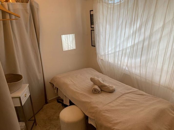 ・清潔感あふれる空間でゆっくり施術できます！※ベッド上のタオルは含みません。 - minoriba_渋谷駅宮益坂クロス店 レンタルサロン　スペース1の室内の写真