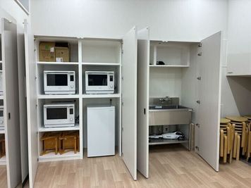 オーブンレンジ、シンク、冷蔵庫、こども用テーブルチェア、丸椅子 - こどもでぱーと　たまプラーザの設備の写真