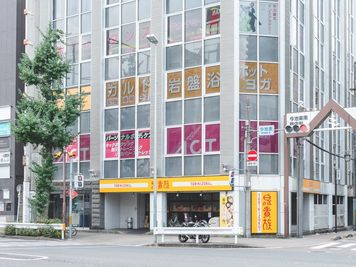 今池駅から徒歩3分の好立地！1Fの鳥貴族の真上のピンクのジム（ACT）です◎ - フィットネス＆リカバリーACT レンタルスペースの外観の写真