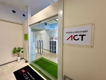 玄関になります◎室内は室内シューズでご利用ください◎ - フィットネス＆リカバリーACT レンタルスペースの入口の写真