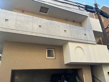 表参道駅から徒歩5分。閑静な住宅地にあるマンションです。近くのカフェも充実♪
写真右手の階段を数段登るとオートロックがあります。 - minuit プライベートサロン minuitの外観の写真