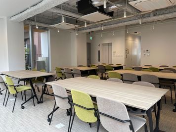 エレベーターはどなたでも自由に移動できる設定/セキュリティカードをお持ちの方のみ移動できる設定のどちらかをお選びいただけます。 - 麻布十番ハルモニアビル 4階　Space HARMONIA（Room B）の設備の写真