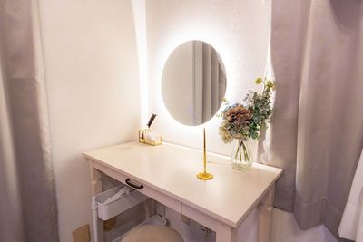 ネイル机としても使用可能です - レンタルサロンMINI四ツ橋 完全個室のレンタルサロン-MINI（ミニ）四ツ橋の室内の写真