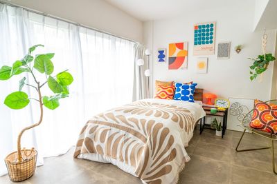 大きな窓から豊かな自然光が降り注ぎます
※ベッドは撮影備品としての利用のみ可能です - 新大久保のレトロモダンハウススタジオ 自然光｜レトロモダンハウススタジオ｜DOLLYニュー新大久保の室内の写真