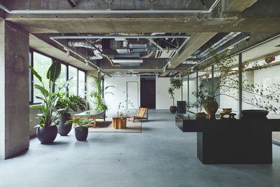 たっぷりの自然光の入る自然素材を採り入れた3階建てのスタジオです。 - PORCH shinagawa studio