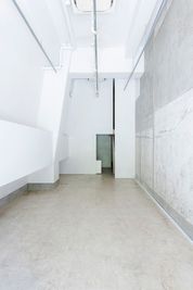 スペース　入り口側から - azabujuban gallery plus 麻布十番ギャラリープラス　レンタルギャラリー・スペースの室内の写真