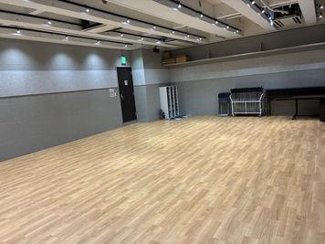 シアター・アルファ東京 【恵比寿駅から徒歩3分】鏡・音響機材あり　稽古場の室内の写真