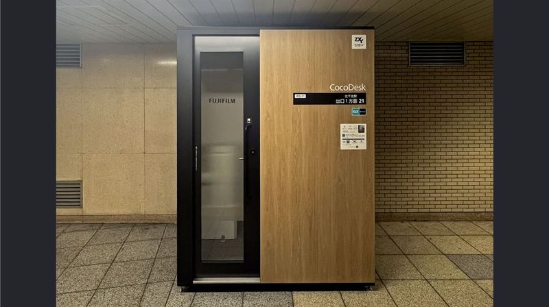CocoDesk [HQ-21]  - CocoDesk [HQ-21] 北千住駅　出口1方面　２１番ブース