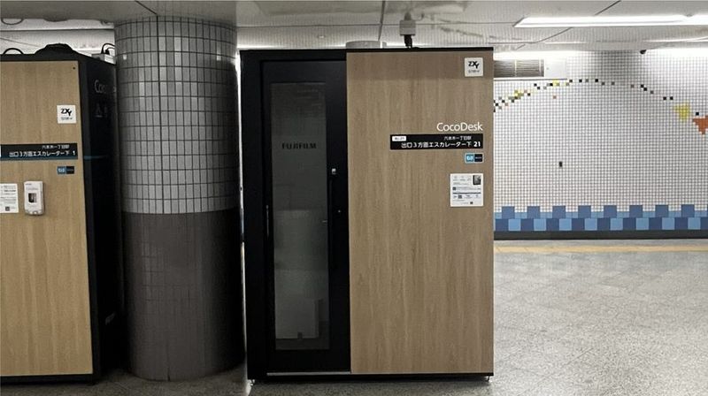 CocoDesk [AL-21] 六本木一丁目駅　出口3方面エスカレーター下　２１番ブースの外観 - CocoDesk [AL-21] 六本木一丁目駅　出口3方面エスカレーター下　２１番ブース CocoDesk [AL-21] の外観の写真