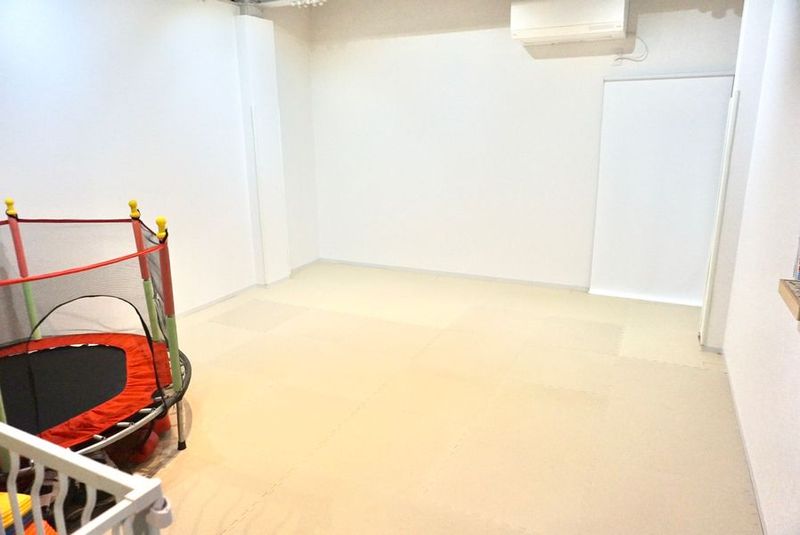 約4m×4ｍ、2cmマットが敷いてあります - Relaxation Studio ルーミ 十三レンタルスペース　ルーミの室内の写真