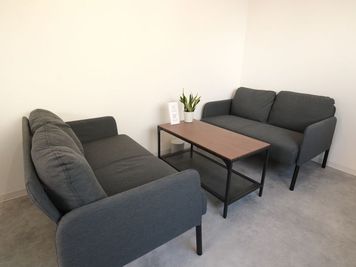 入口すぐにあるソファ席です - Relaxation Studio ルーミ 十三レンタルスペース　ルーミの入口の写真