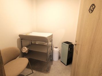 授乳、おむつ替えスペース - Relaxation Studio ルーミ 十三レンタルスペース　ルーミの設備の写真