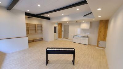 駅すぐ！お子さまも安心、クッションフロアの明るいワイド空間！ - ワンワンワン音楽教室×学童保育