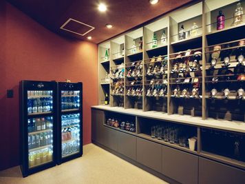 ドリンクシェルフ - 霧ノ音 ドリンクインクルーシブ・キッチン付きレンタルスペースの設備の写真