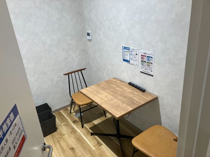 天井が空いている為、完全個室ではございません。 - コインスペースイオンモール仙台上杉 2名半個室（通話・会話OK）の室内の写真