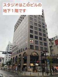 スタジオはこのビルの地下１階にあります - スタジオディライツ　川崎駅前 川崎駅からすぐ　24時間利用可能なダンススタジオの外観の写真