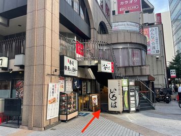 お寿司屋さんの横の階段を降りてください - スタジオディライツ　川崎駅前 川崎駅からすぐ　24時間利用可能なダンススタジオの入口の写真