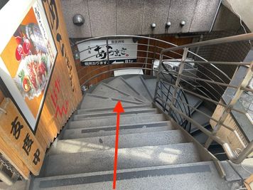 お寿司やさんの横の階段を降りてください - スタジオディライツ　川崎駅前 川崎駅からすぐ　24時間利用可能なダンススタジオの入口の写真