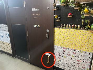 扉の右下に暗証番号を入れる鍵があります - スタジオディライツ　川崎駅前 川崎駅からすぐ　24時間利用可能なダンススタジオの入口の写真